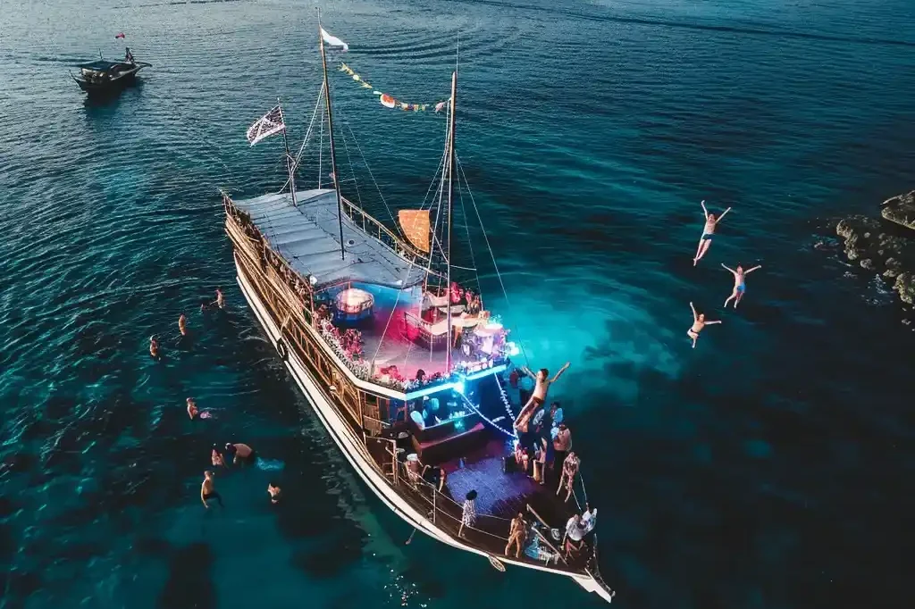 Group trips, private charters & shared Komodo boats compared
