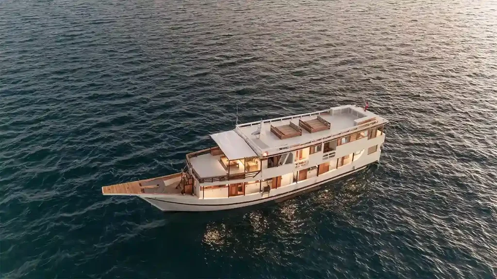 Ayvara Cruise Komodo | Kanawa Island